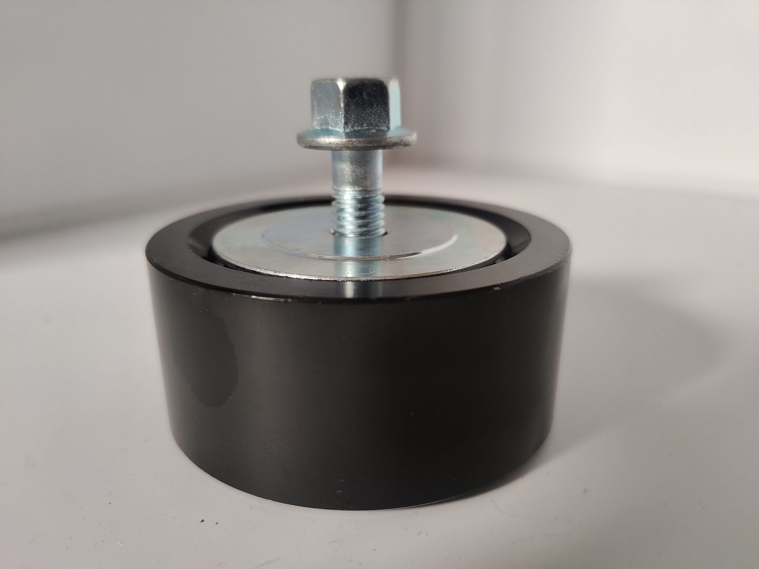 5340.8114120 Ролик промежуточный